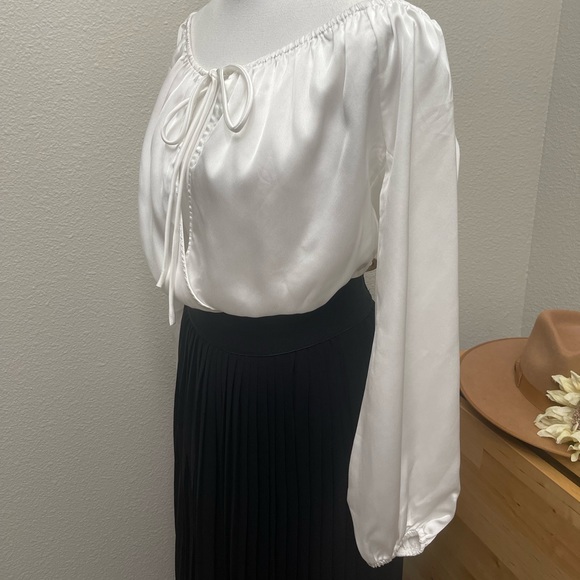 Emory Park- White Low V Bodysuit - Picture 11 of 12